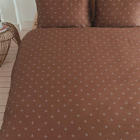 Foto van een vtwonen Sticking Dots Dekbedovertrek - Tweepersoons - 200x200/220 - Steenrood ean nummer: 8719931578183