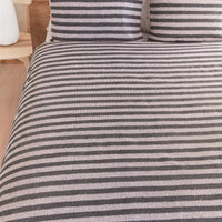 Foto van een Ariadne At Home by Beddinghouse Knit Stripes Dekbedovertrek - Lits-Jumeaux - 240x200/220 - Zwart Wit ean nummer: 8719931578701