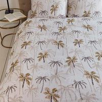 Foto van een Rivièra Maison Palm Parade Dekbedovertrek - Tweepersoons - 200x200/220 - Zand ean nummer: 8719931579692