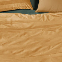 Foto van een At Home by Beddinghouse Soft Shine Dekbedovertrek - Lits-Jumeaux - 240x200/220 - Geel ean nummer: 8719931592394