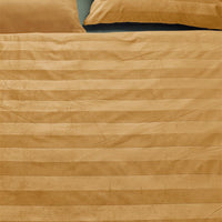 Foto van een At Home by Beddinghouse Soft Shine Dekbedovertrek - Lits-Jumeaux - 240x200/220 - Geel ean nummer: 8719931592394
