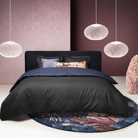 Foto van een MOOOI Calligraphy Bird Dekbedovertrek - Tweepersoons - 200x200/220 - Blauw ean nummer: 8719931598365