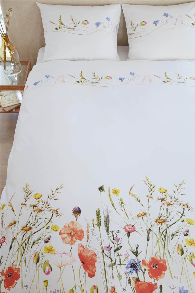 Foto van een Marjolein Bastin Field Study Dekbedovertrek - Tweepersoons - 200x200/220 - Rood ean nummer: 8719931192884