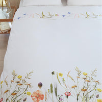 Foto van een Marjolein Bastin Field Study Dekbedovertrek - Tweepersoons - 200x200/220 - Rood ean nummer: 8719931192884