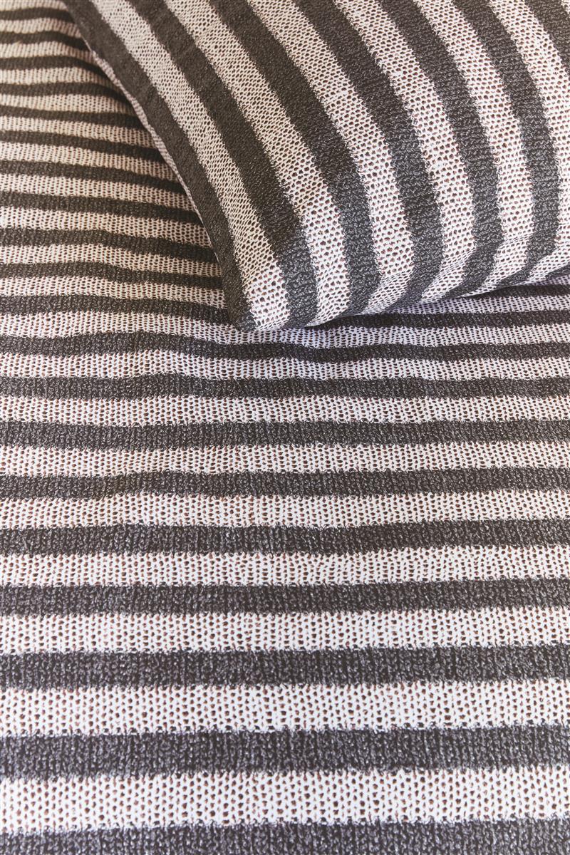 Foto van een Ariadne At Home by Beddinghouse Knit Stripes Dekbedovertrek - Lits-Jumeaux - 240x200/220 - Zwart Wit ean nummer: 8719931578701