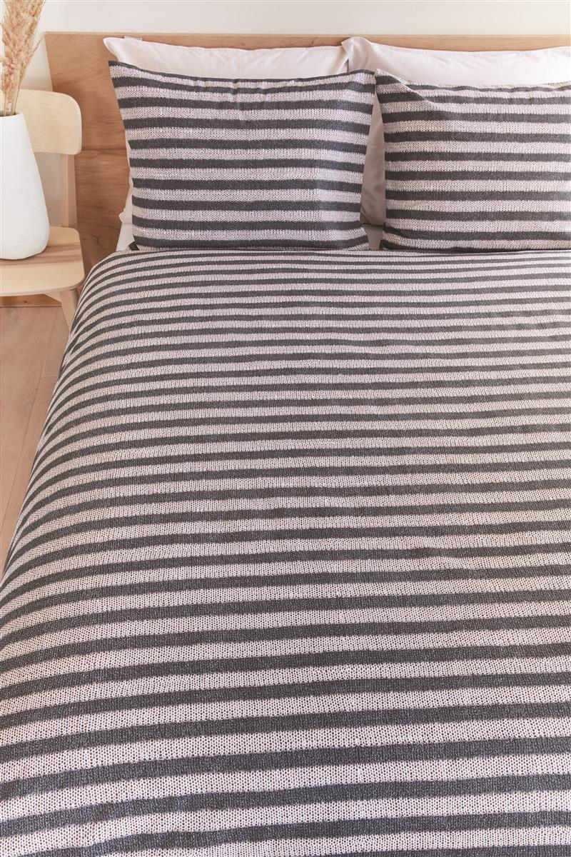 Foto van een Ariadne At Home by Beddinghouse Knit Stripes Dekbedovertrek - Lits-Jumeaux - 240x200/220 - Zwart Wit ean nummer: 8719931578701
