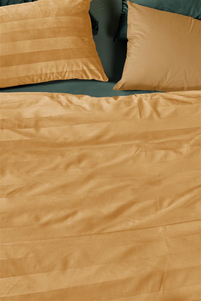 Foto van een At Home by Beddinghouse Soft Shine Dekbedovertrek - Lits-Jumeaux - 240x200/220 - Geel ean nummer: 8719931592394