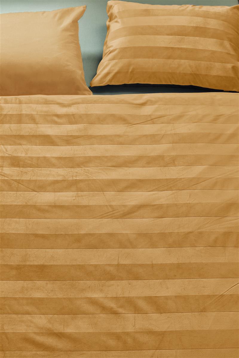 Foto van een At Home by Beddinghouse Soft Shine Dekbedovertrek - Lits-Jumeaux - 240x200/220 - Geel ean nummer: 8719931592394