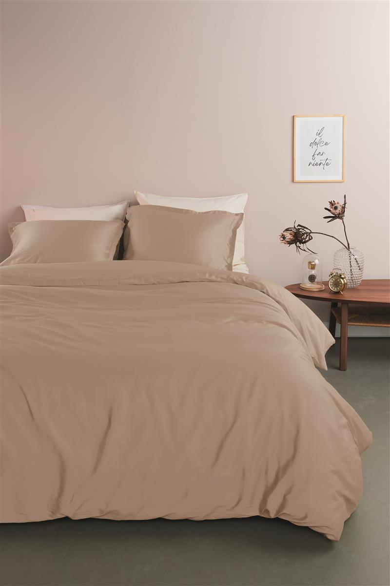 Foto van een Ambiante Satin Uni Dekbedovertrek - Lits-Jumeaux - 240x200/220 - Taupe ean nummer: 8719931751364