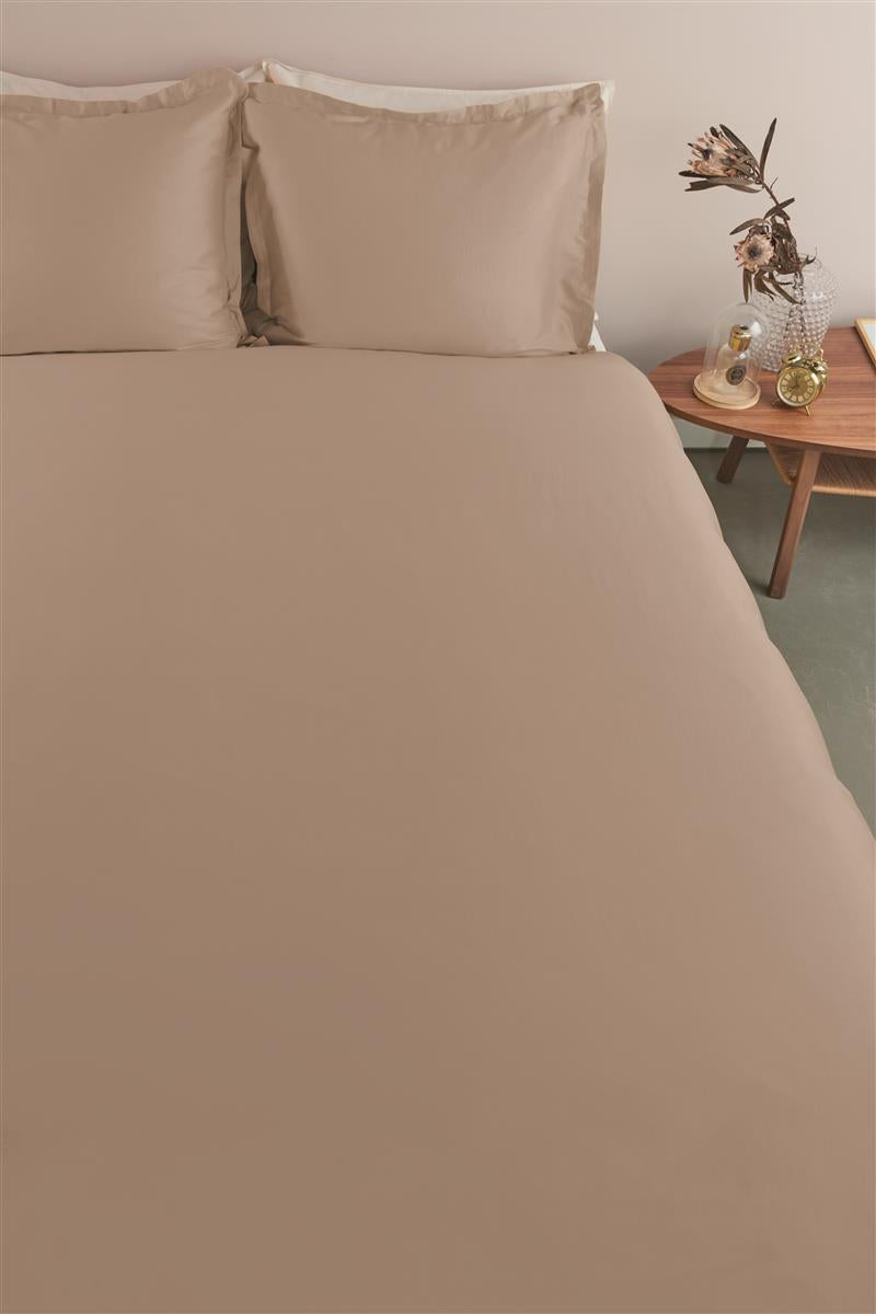 Foto van een Ambiante Satin Uni Dekbedovertrek - Lits-Jumeaux - 240x200/220 - Taupe ean nummer: 8719931751364