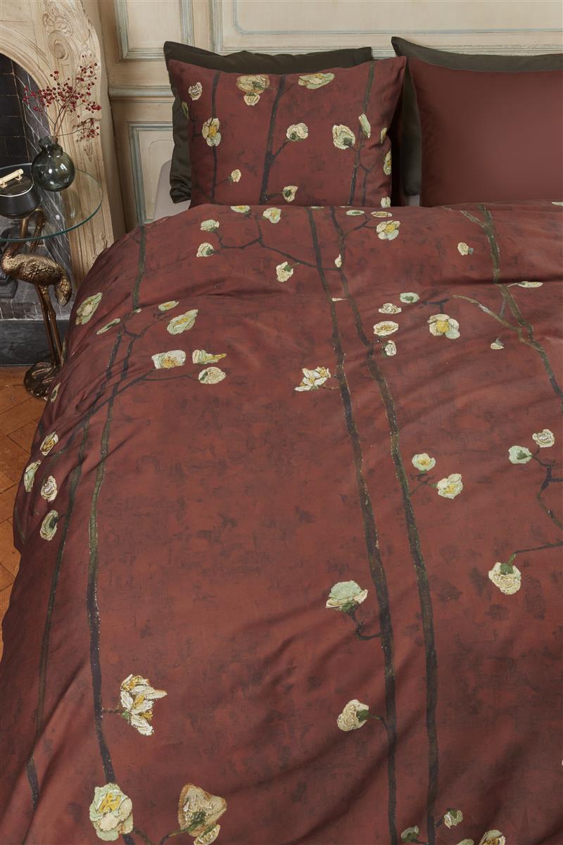Foto van een Beddinghouse x Van Gogh Plum Blossoms Dekbedovertrek - Eenpersoons - 140x200/220 - Rood ean nummer: 8719931965617